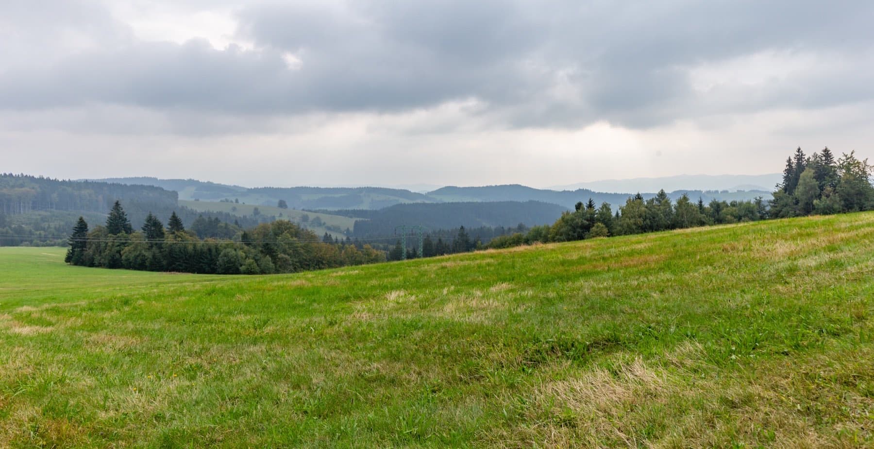 Panorama zvlněné krajiny Javorníků