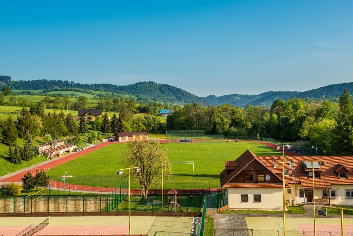 Sportovně relaxační centrum v Horní Lidči — běžecký ovál, hřiště a kurty pod valašskými kopci