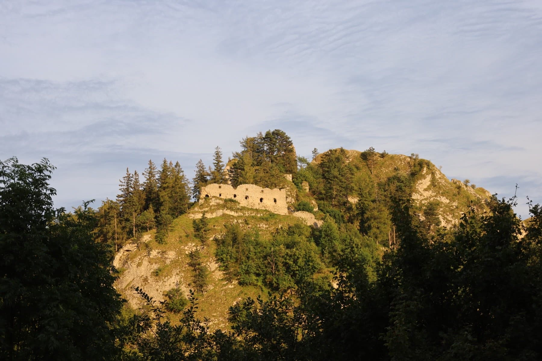 Vršatské bradlo se zříceninou hradu Vršatec za slovenskou hranicí